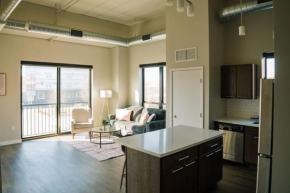 Modern 2 Bed Apt Downtown with Gym & Rooftop
